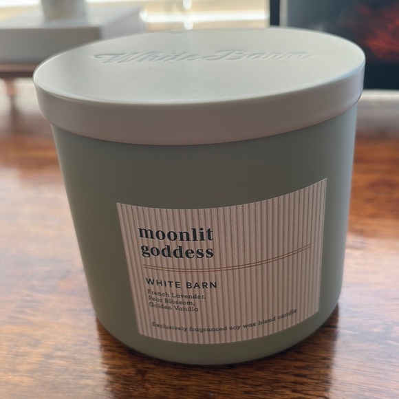 White Barn Nwt “Moonlit Goddess” From The New Fall Scents 3 Wick Candle - Picture 1 of 5
